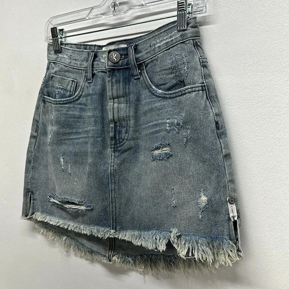 One Teaspoon 2020 Mini Denim Skirt Distressed Frayed Hem in Light Blue Size 26 - Picture 3 of 10
